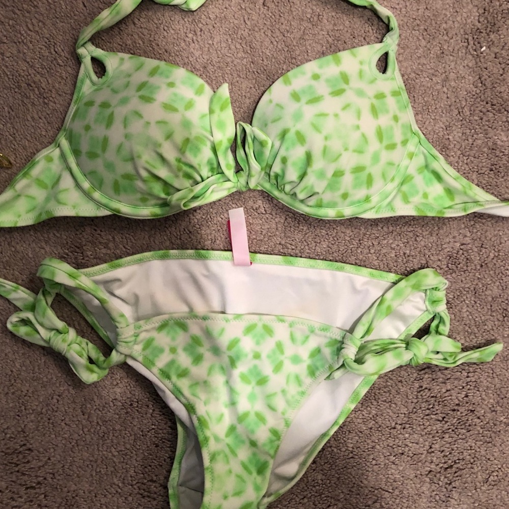 Green bombshell bikini